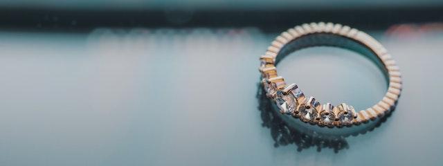 <span class="thin">Buy/Trade</span><br> Jewelry
